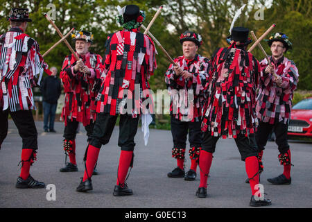 Runnymede, UK. 1er mai 2016. Datchet Morris Men pour fournir un affichage de la danse morris traditionnelle à l'aube du jour de mai. Credit : Mark Kerrison/Alamy Live News Banque D'Images