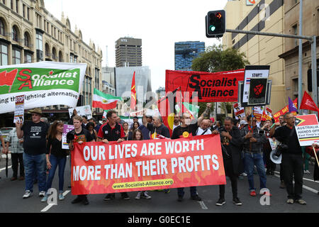 Sydney, Australie. 1 mai 2016. Le jour annuel du mois de mai a commencé en mars Belmore Park, près de la gare centrale et passe le long de Broadway au parc Victoria, Camperdown. Différents syndicats de travailleurs et d'autres organisations de gauche et des groupes ont pris part. Sur la photo : l'Oncle Ken les conserves et l'alliance socialiste avec une bannière disant, "nos vies valent plus que leurs profits". Crédit : Richard Milnes/Alamy Live News Banque D'Images