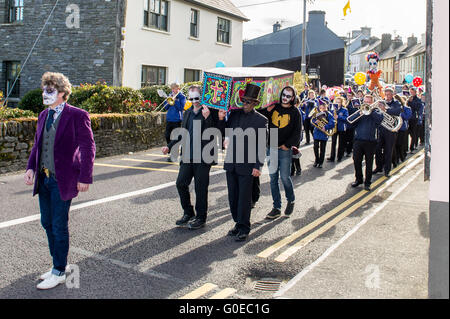 Ballydehob, Irlande. 30 avril 2016. Avec Darragh Regan de Liège comme le directeur de funérailles, la procession fait son chemin vers le bas de la rue principale de Ballydehob Ballydehob pendant le Festival Jazz 'Jour des Morts' Jazz style Nouvelle Orléans à thème funérailles. Credit : Andy Gibson/Alamy Live News Banque D'Images