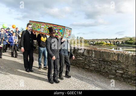 Ballydehob, Irlande. 30 avril 2016. Avec le 12 Arch Bridge en arrière-plan, le cercueil est porté à Ballydehob pont pendant le Festival de Jazz de Ballydehob 'Jour des Morts' Jazz style Nouvelle Orléans à thème funérailles. Credit : Andy Gibson/Alamy Live News Banque D'Images