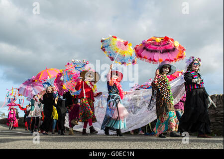 Ballydehob, Irlande. 30 avril 2016.Le Festival de Jazz de Ballydehob 'Jour des Morts' thème du style New Orleans Jazz Funeral Procession traverse Ballydehob Bridge dirigé par Clair Lalor de Ballydehob comme la mariée. Credit : Andy Gibson/Alamy Live News Banque D'Images