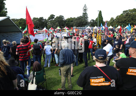 Sydney, Australie. 1 mai 2016. Le jour annuel du mois de mai a commencé en mars Belmore Park, près de la gare centrale et passe le long de Broadway au parc Victoria, Camperdown. Différents syndicats de travailleurs et d'autres organisations de gauche et des groupes ont pris part. Crédit : Richard Milnes/Alamy Live News Banque D'Images