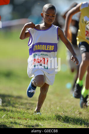 Cape Town, Afrique du Sud. 30 avril, 2016. Les enfants dans l'U/9 1km course pendant la Province de l'Ouest Ligue de cross-country à l'établissement correctionnel de Pollsmoor le 30 avril 2016 à Cape Town, Afrique du Sud. Photo par Roger Sedres/Gallo Images/Alamy Live News Banque D'Images