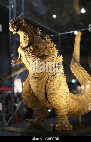 Chiba, Japon. Apr 30, 2016. Un Godzilla figure pour le nouveau film 'Shin Godzilla' s'affiche pour la promotion du film qui présentera en juillet pendant la Niconico Chokaigi à Chiba le Samedi, Avril 30, 2016. Quelque 150 000 visiteurs dont bénéficient plus de 100 stands, y compris jeux, passe-temps, les sports, la politique ainsi que le Japon sous les cultures à la réunion hors ligne de deux jours organisé par le site de partage de vidéos 'Niconico Douga'. © Yoshio Tsunoda/AFLO/Alamy Live News Banque D'Images