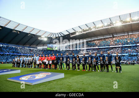 Manchester, UK. Apr 26, 2016. Deux line-up du groupe de l'équipe de football/Football : Manchester City et le Real Madrid joueurs au cours de l'UEFA Champions League Semi-final 1ère manche match entre Manchester City et le Real Madrid au stade Etihad à Manchester, Angleterre . © AFLO/Alamy Live News Banque D'Images