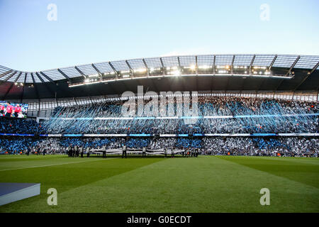 Manchester, UK. Apr 26, 2016. Fans de Manchester City Football/soccer : Manchester City fans agitez un drapeau pour montrer leur soutien au cours de l'UEFA Champions League Semi-final 1ère manche match entre Manchester City et le Real Madrid au stade Etihad à Manchester, Angleterre . © AFLO/Alamy Live News Banque D'Images