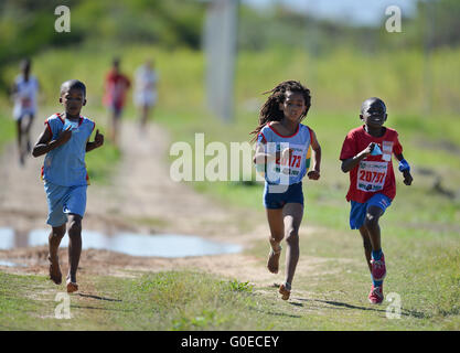 Cape Town, Afrique du Sud. 30 avril, 2016. Les enfants dans l'U/9 1km course pendant la Province de l'Ouest Ligue de cross-country à l'établissement correctionnel de Pollsmoor le 30 avril 2016 à Cape Town, Afrique du Sud. Photo par Roger Sedres/Gallo Images/Alamy Live News Banque D'Images