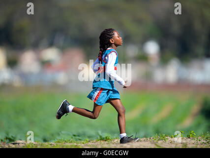 Cape Town, Afrique du Sud. 30 avril, 2016. Les enfants dans l'U/9 1km course pendant la Province de l'Ouest Ligue de cross-country à l'établissement correctionnel de Pollsmoor le 30 avril 2016 à Cape Town, Afrique du Sud. Photo par Roger Sedres/Gallo Images/Alamy Live News Banque D'Images