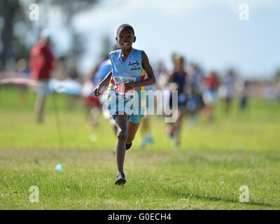 Cape Town, Afrique du Sud. 30 avril, 2016. Les enfants dans l'U/9 1km course pendant la Province de l'Ouest Ligue de cross-country à l'établissement correctionnel de Pollsmoor le 30 avril 2016 à Cape Town, Afrique du Sud. Photo par Roger Sedres/Gallo Images/Alamy Live News Banque D'Images