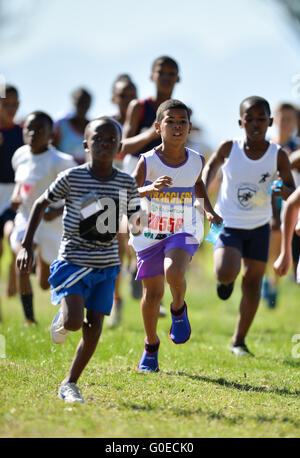 Cape Town, Afrique du Sud. 30 avril, 2016. Les enfants dans l'U/9 1km course pendant la Province de l'Ouest Ligue de cross-country à l'établissement correctionnel de Pollsmoor le 30 avril 2016 à Cape Town, Afrique du Sud. Photo par Roger Sedres/Gallo Images/Alamy Live News Banque D'Images