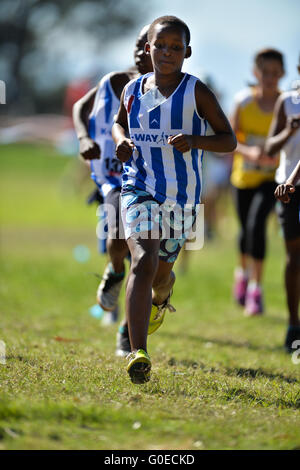 Cape Town, Afrique du Sud. 30 avril, 2016. Les enfants dans l'U/9 1km course pendant la Province de l'Ouest Ligue de cross-country à l'établissement correctionnel de Pollsmoor le 30 avril 2016 à Cape Town, Afrique du Sud. Photo par Roger Sedres/Gallo Images/Alamy Live News Banque D'Images