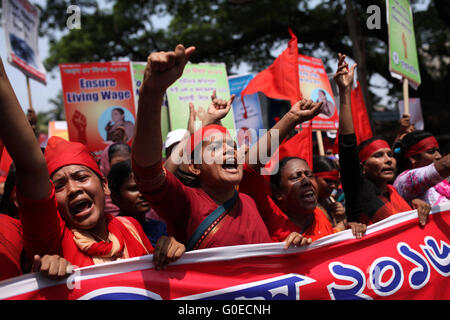 Dhaka. 1er mai 2016. Les travailleurs du vêtement au Bangladesh au cours de mars une procession pour marquer la Journée internationale du travail dans la région de Dhaka, Bangladesh, le 1 mai 2016. © Xinhua/Alamy Live News Banque D'Images