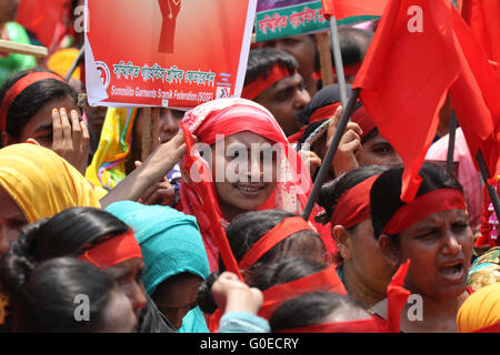 Dhaka, Bangladesh. 1er mai 2016. Les travailleurs du vêtement et des militants assister à une procession de marque peut jour ou Journée internationale des travailleurs à Dhaka, Bangladesh, le 1er mai 2016. Des militants du monde entier marquer la Journée internationale du travail exigeant des marches avec de meilleures conditions de travail, l'emploi et des salaires. Asad Rehman : Crédit/Alamy Live News Banque D'Images