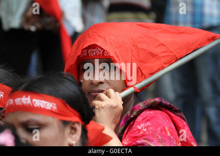 Dhaka, Bangladesh. 1er mai 2016. Les travailleurs du vêtement et des militants assister à une procession de marque peut jour ou Journée internationale des travailleurs à Dhaka, Bangladesh, le 1er mai 2016. Des militants du monde entier marquer la Journée internationale du travail exigeant des marches avec de meilleures conditions de travail, l'emploi et des salaires. Asad Rehman : Crédit/Alamy Live News Banque D'Images