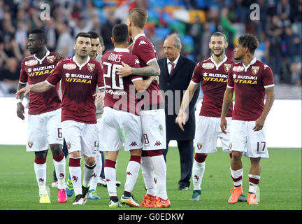 Udine, Italie. 30 avril, 2016. Les joueurs de Turin à la fin de la Serie A italienne match de football entre l'Udinese Calcio v Torino FC le 30 avril, 2016 à l'Arène Dacia à Udine. Credit : Andrea Spinelli/Alamy Live News Banque D'Images