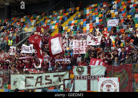 Udine, Italie. 30 avril, 2016. Fans de Turin au cours de la Serie A italienne match de football entre l'Udinese Calcio v Torino FC le 30 avril, 2016 à l'Arène Dacia à Udine. Credit : Andrea Spinelli/Alamy Live News Banque D'Images