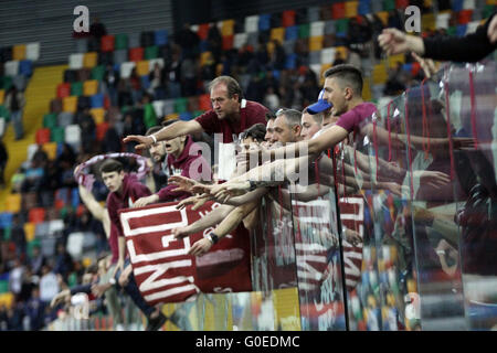 Udine, Italie. 30 avril, 2016. Fans de Turin à la fin de la Serie A italienne match de football entre l'Udinese Calcio v Torino FC le 30 avril, 2016 à l'Arène Dacia à Udine. Credit : Andrea Spinelli/Alamy Live News Banque D'Images