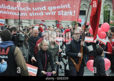 Vienne, Autriche. 1er mai 2016. Les gens prennent part à un rassemblement par les sociaux-démocrates (SPO) pour marquer la Journée du travail à Vienne, Autriche, le 1 mai 2016. © Liu Xiang/Xinhua/Alamy Live News Banque D'Images