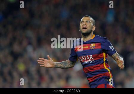 02.04.2016. Le Nou Camp, Barcelone, Espagne, la Liga football. FC Barcelone contre Real Madrid en El Classico. Dani Alves (Barca) cherche de l'aide Banque D'Images