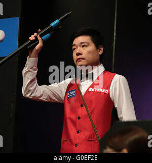 01.05.2016. Le Creuset, Sheffield, Angleterre. World Snooker Championship Final, Mark Selby et Din Junhui. Ding Junhui entre dans le théâtre Crucible pour la Finale du Championnat du monde de snooker Betfred Banque D'Images