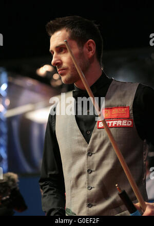 01.05.2016. Le Creuset, Sheffield, Angleterre. World Snooker Championship Final, Mark Selby et Din Junhui. Mark Selby entre dans le théâtre Crucible pour la Finale du Championnat du monde de snooker Betfred Banque D'Images