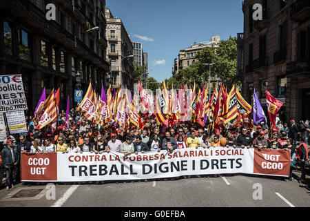 Barcelone, Catalogne, Espagne. 1er mai 2016. Convoquée par le maire les syndicats CC.OO et UGT, des milliers de manifestants derrière leurs bannières à travers le centre ville de Barcelone pour protester contre la pauvreté sociale et la dignité pour les conditions de travail et les salaires au 1er mai. © Matthias Rickenbach/ZUMA/Alamy Fil Live News Banque D'Images