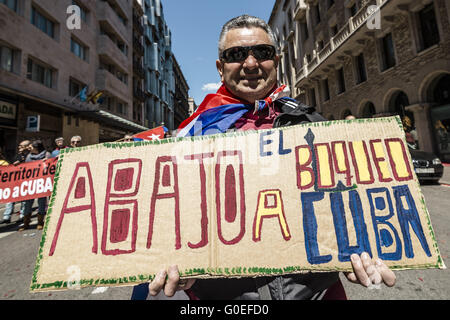 Barcelone, Catalogne, Espagne. 1er mai 2016. Un immigrant cubain avec son placard contre le boycott participe à la marche de milliers à travers le centre ville de Barcelone pour protester contre la pauvreté sociale et la dignité pour les conditions de travail et les salaires au 1er mai. © Matthias Rickenbach/ZUMA/Alamy Fil Live News Banque D'Images