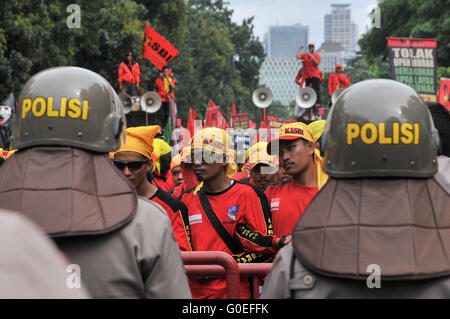 Jakarta, Indonésie. 1er mai 2016. Les gardes de police de congrès de la Confédération Syndicale Indonésienne (KASBI) Mai 24 mars au palais présidentiel. © Anton Raharjo/Pacific Press/Alamy Live News Banque D'Images