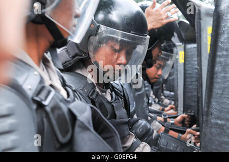 Jakarta, Indonésie. 1er mai 2016. Agent de police indonésiennes se préparer à obtenir peut jour émeute. © Anton Raharjo/Pacific Press/Alamy Live News Banque D'Images