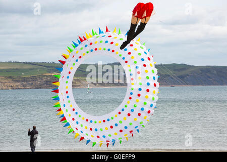 Weymouth, Dorset, UK 1 mai 2016. Les visiteurs de tête Plage de Weymouth pour voir l'affichage merveilleux de cerfs-volants en vol à Weymouth Kite Festival Crédit : Carolyn Jenkins/Alamy Live News Banque D'Images