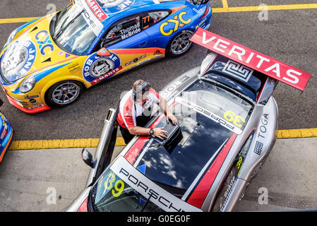 Sydney, Australie. 1er mai 2016. N° 39 Porsche Carrera en dehors des stands lors de la dernière journée de course automobile Porsche Australie Rennsport 2016 Festival au Sydney Motorsport Park © Hugh Peterswald/Pacific Press/Alamy Live News Banque D'Images