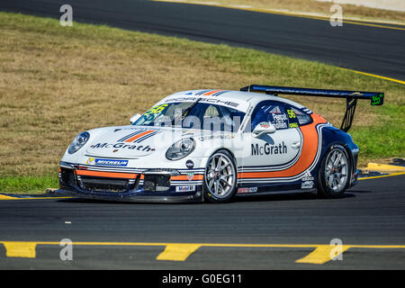 Sydney, Australie. 1er mai 2016. Aucune combinaison de Pro-Am 56 Shane Smollen/Nick Percat a terminé en 3e place dans la Carrera Cup Rally du Pro-Am sur le dernier jour de la Porsche de course automobile Australie Rennsport 2016 Festival au Sydney Motorsport Park © Hugh Peterswald/Pacific Press/Alamy Live News Banque D'Images