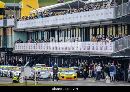 Sydney, Australie. 1er mai 2016. Vue générale de la fosse avant la Carrera Cup's Pro-Am Rennsport 34 concours tour lors de la dernière journée de course automobile Porsche Australie Rennsport 2016 Festival au Sydney Motorsport Park © Hugh Peterswald/Pacific Press/Alamy Live News Banque D'Images