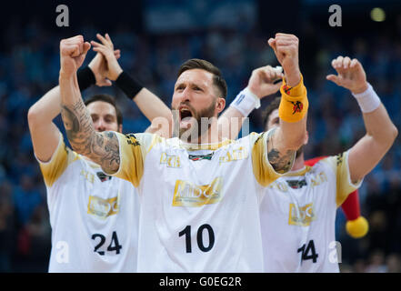 Hambourg, Allemagne. Apr 30, 2016. Magdeburg's Michael Haass (L-R), Fabian van Olphen et Jacob Bagersted célébrer après la DHB Cup semi finale match de hand entre Bergischer HC et SC Magdeburg dans le Barlaycard Arena de Hambourg, Allemagne, 30 avril 2016. Photo : Lukas SCHULZE/dpa/Alamy Live News Banque D'Images