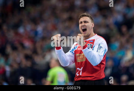 Hambourg, Allemagne. Apr 30, 2016. Magdeburg est gardien Dario Quenstedt réagit au cours de la demi-finale de la Coupe DHB match de hand entre Bergischer HC et SC Magdeburg dans le Barlaycard Arena de Hambourg, Allemagne, 30 avril 2016. Photo : Lukas SCHULZE/dpa/Alamy Live News Banque D'Images