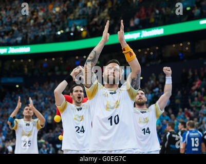 Hambourg, Allemagne. Apr 30, 2016. Magdeburg est Marko Bezjak (L-R), Michael Haass, Fabian van Olphen et Jacob Bagersted célébrer après la DHB Cup semi finale match de hand entre Bergischer HC et SC Magdeburg dans le Barlaycard Arena de Hambourg, Allemagne, 30 avril 2016. Photo : Lukas SCHULZE/dpa/Alamy Live News Banque D'Images