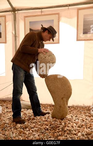 Lyme Regis Festival 'fossile', pierre balancer Adrian Gray, Dorset, Angleterre, Royaume-Uni Banque D'Images