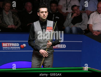 Le Creuset, Sheffield, Royaume-Uni. 1er mai 2016. World Snooker Championship Final, Mark Selby et Din Junhui. Mark Selby prévoit son prochain tir © Plus Sport Action/Alamy Live News Banque D'Images