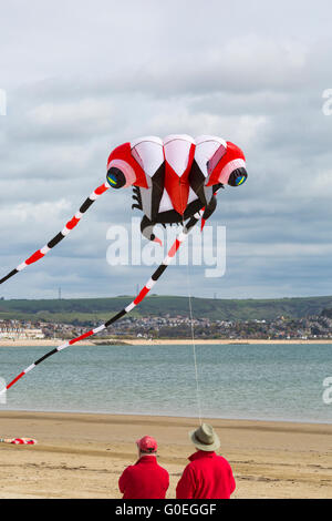 Weymouth, Dorset, Royaume-Uni, 1 mai 2016. Les visiteurs se rendent à la plage de Weymouth pour voir la magnifique exposition de cerfs-volants en train de voler au festival de Weymouth Kite Man volant monstre extraterrestre cerf-volant. Crédit : Carolyn Jenkins/Alay Live News Banque D'Images