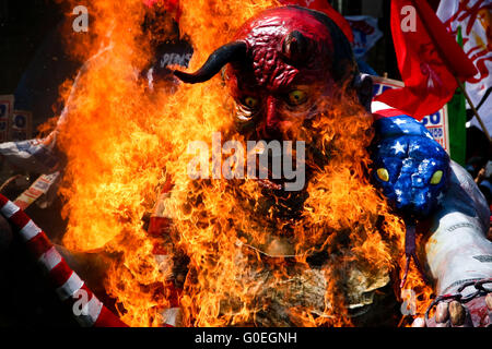 1er mai 2016 - Manille, Philippines - combustion effigie du président Aquino en Mendiola, Manille. Des centaines de manifestants dépêche de l'ambassade des États-Unis à Roxas Boulevard, Manille, pour diffuser leurs griefs au cours de la fête du Travail du 1er mai rassemblement. (Crédit Image : © J Gerard Seguia via Zuma sur le fil) Banque D'Images