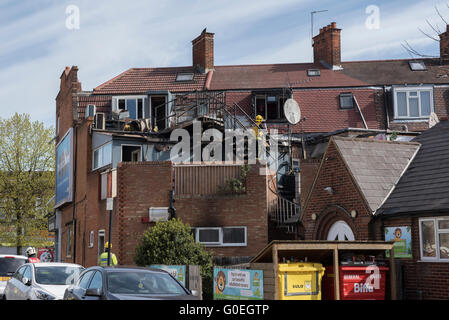 Ealing, London, UK. 1er mai 2016. Vue extérieure de dommages causés par un incendie dans un immeuble d'appartements en restaurant en dessous de Ealing. Deux personnes ont été sauvées. Crédit : Peter Manning/Alamy Live News Banque D'Images