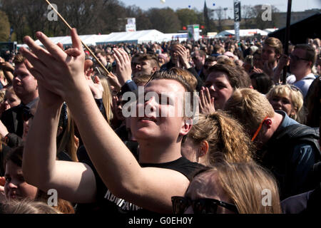 Copenhague, Danemark, le 1er mai 2016 : Les participants applaudissent à enthousiaste, présidente du parti Mette Frederiksen (Le Parti social-démocrate) , discours de célébration de la Fête du travail dans la région de Faelledparken, Copenhague. Credit : OJPHOTOS/Alamy Live News Banque D'Images