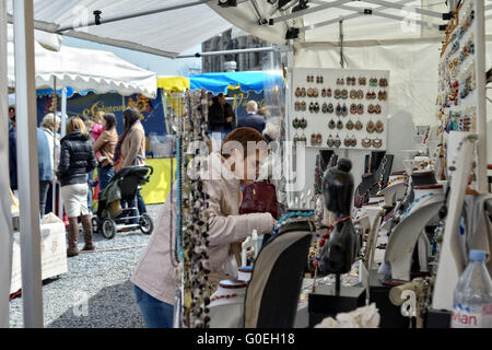 Binche, Belgique. 1er mai 2016. Femme sélectionne décorations sur marché artisanal traditionnel avec des participants de Provence dans la gare ferroviaire, 1 mai 2016, à Binche, Belgium Crédit : Skyfish/Alamy Live News Banque D'Images