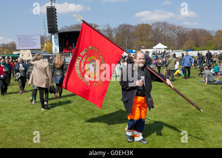 Copenhague, Danemark, 1er mai, 2016. Le syndicat des pilotes bannière rouge en cours lors de la Journée internationale du travail ou la Fête du travail dans la commune de Copenhague, Faelledparken. Une campagne populaire et de fête pleine de discours politiques, quelques verres, et de divertissement. Credit : Niels Quist/Alamy Live News Banque D'Images