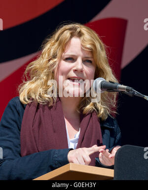 Copenhague, Danemark, 1er mai, 2016. Membre du Parlement et politique porte-parole de l'Alliance Rouge-verte (Enhedslisten), Johanne Schmidt Nielsen, parle lors de la Journée internationale du Travail, la fête du Travail, dans la commune de Copenhague, Faelledparken. Une campagne populaire et de fête pleine de discours politiques et de divertissement. Credit : Niels Quist/Alamy Live News Banque D'Images