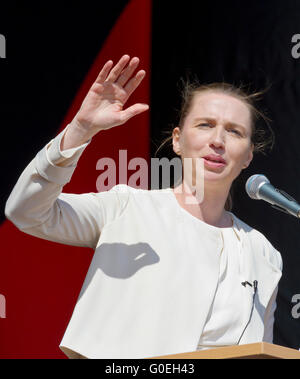 Copenhague, Danemark, 1er mai, 2016. Membre du Parlement et leader du plus grand parti au parlement danois, les sociaux-démocrates, Mette Frederiksen, livré en tant que le chef de l'opposition un discours très populaire à l'Internationale des Travailleurs (Fête du travail) dans la commune de Copenhague, Faelledparken. Une campagne populaire et de fête pleine de discours politiques et de divertissement. Credit : Niels Quist/Alamy Live News Banque D'Images