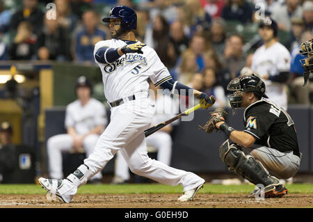 Milwaukee, WI, USA. Apr 30, 2016. L'arrêt-court des Milwaukee Brewers Jonathan Villar # 5 jusqu'à chauve-souris dans le jeu de la Ligue Majeure de Baseball entre les Milwaukee Brewers et les Marlins de Miami à Miller Park de Milwaukee, WI. John Fisher/CSM/Alamy Live News Banque D'Images