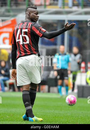 Milan, Italie. 1 mai, 2016 : les gestes de Mario Balotelli lors du match de football de Série A entre AC Milan et Frosinone Calcio Crédit : Nicolò Campo/Alamy Live News Banque D'Images