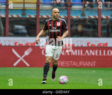 Milan, Italie. 1 mai, 2016 : Alex Rodrigo Dias da Costa en action au cours de la série d'un match de football entre l'AC Milan et Frosinone Calcio Crédit : Nicolò Campo/Alamy Live News Banque D'Images