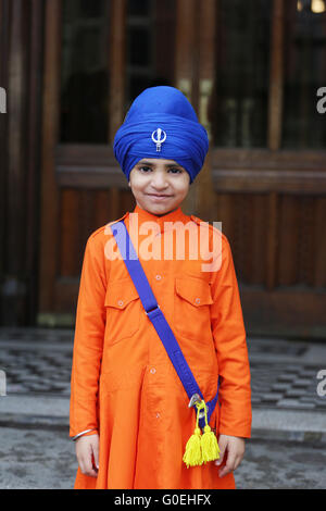 Manchester, UK. 1er mai 2016. Un jeune garçon sikh en vêtements traditionnels à Manchester, UK,1er mai, 2016 Crédit : Barbara Cook/Alamy Live News Banque D'Images